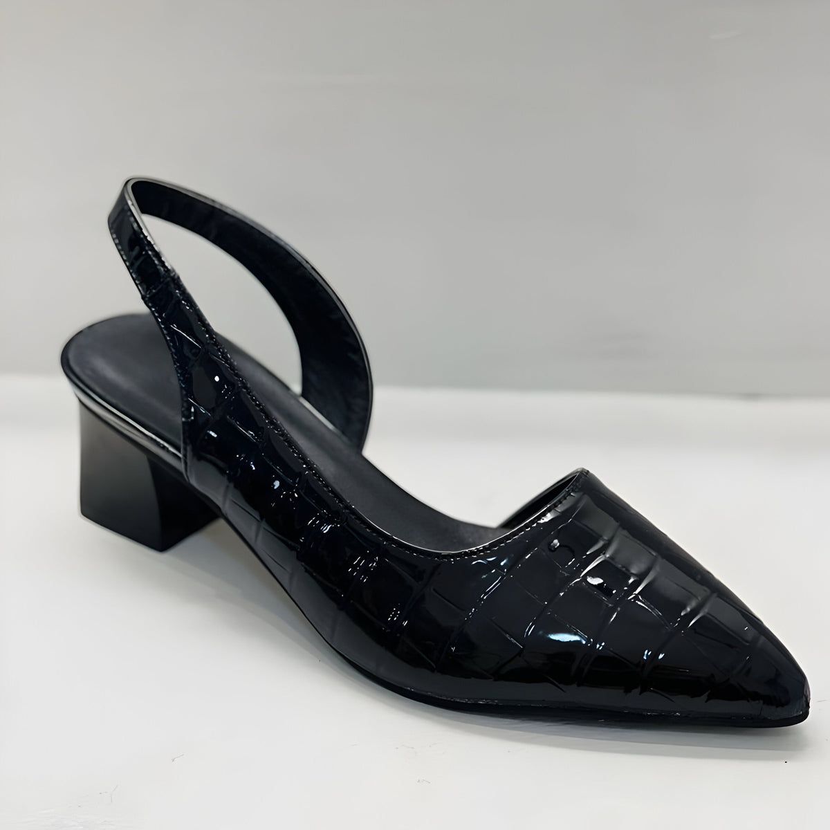 Graziella - Zapatos de Tacón con Punta Ancha - calzado de mujer, modelo luciendo la prenda | Chloe Bennett