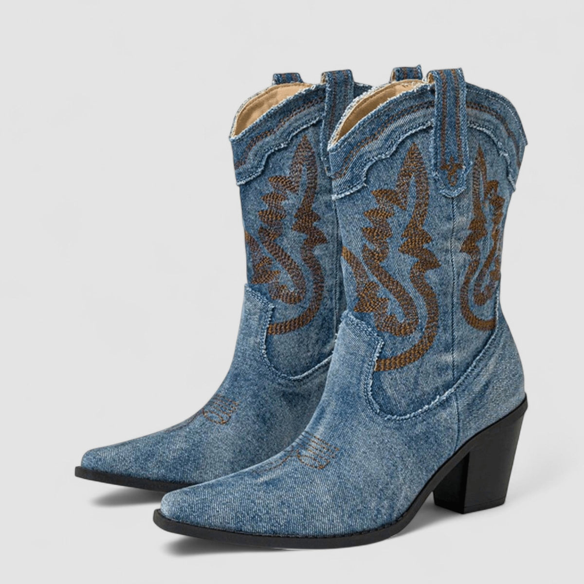 Selena | Bota Western Bordada - calzado de mujer, detalle de tejido | Chloe Bennett