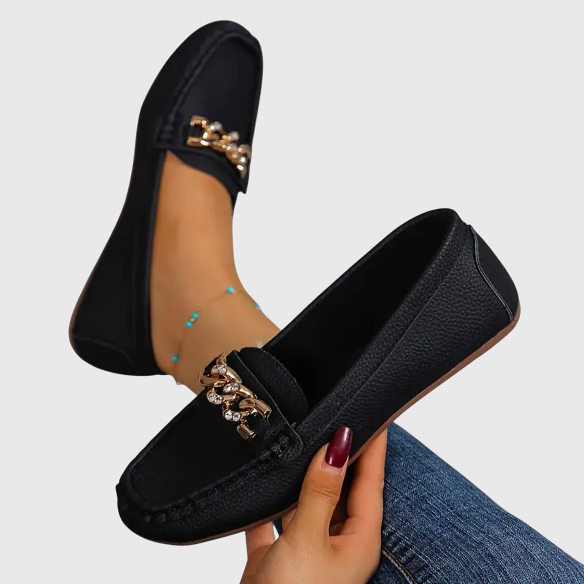 Paola - Mocasines Elegantes y Confortables - calzado de mujer, modelo luciendo la prenda | Chloe Bennett