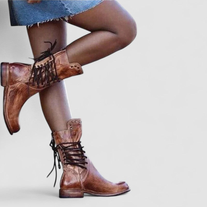 Paola | Botín con Cordones - calzado de mujer, detalle | Chloe Bennett