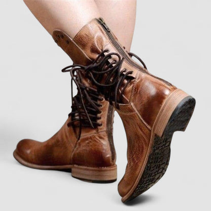 Paola | Botín con Cordones - calzado de mujer, modelo luciendo la prenda | Chloe Bennett