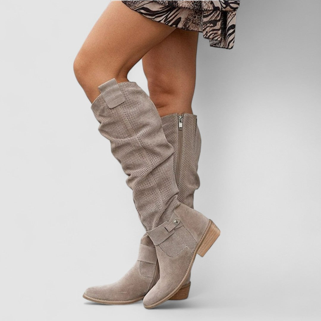Sofia | Bota Alta Suave - calzado de mujer, detalle | Chloe Bennett