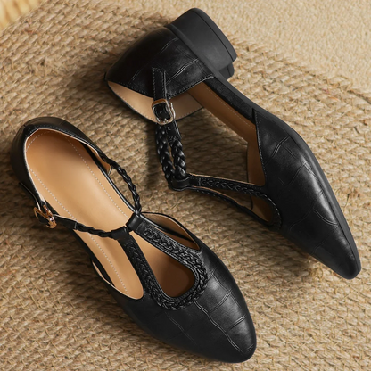 Carla - Mary Janes Clásicas - calzado de mujer, modelo luciendo la prenda | Chloe Bennett
