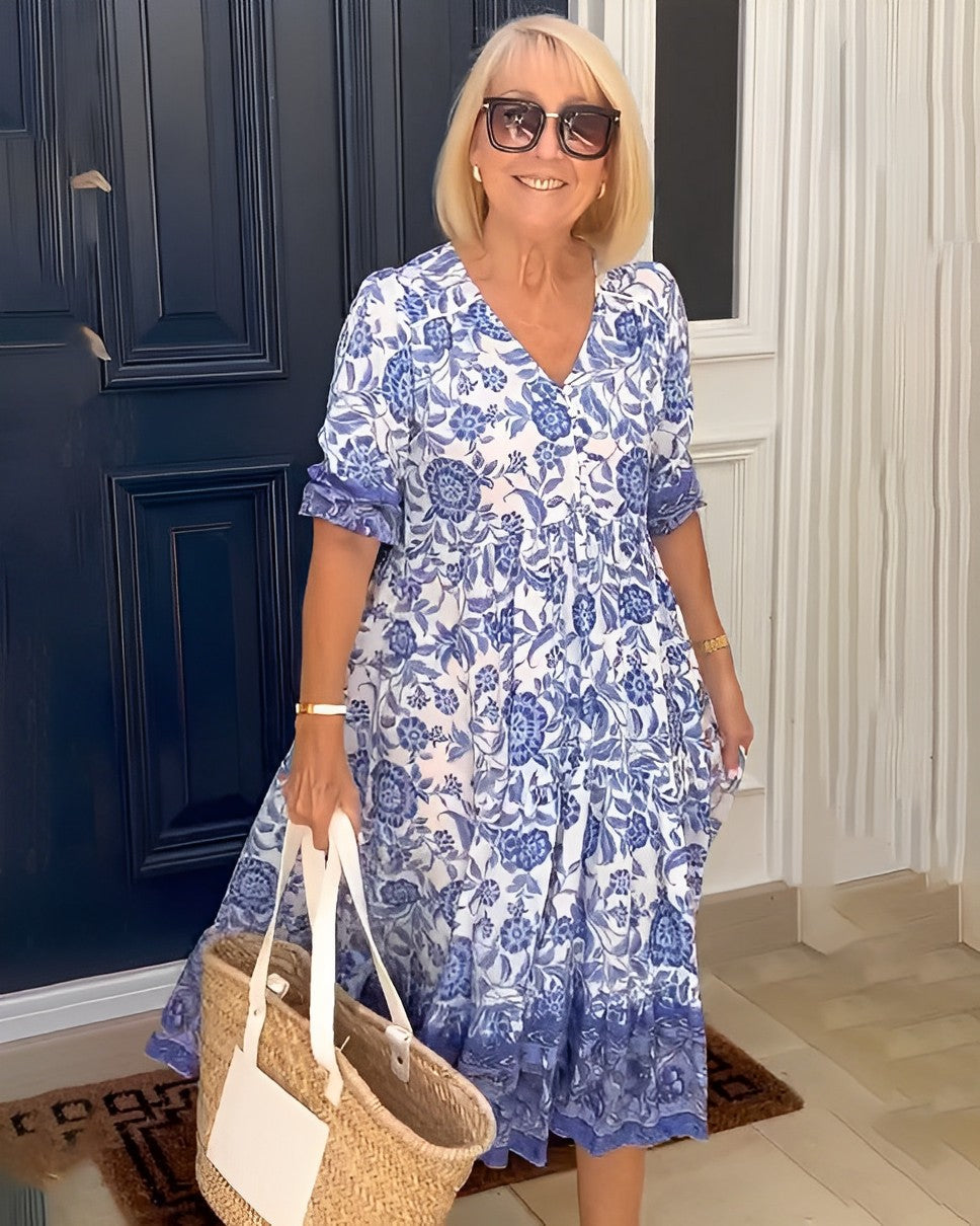 Caterina | Vestido Floral V-Neck Elegante - vestido de mujer, modelo luciendo la prenda | Chloe Bennett