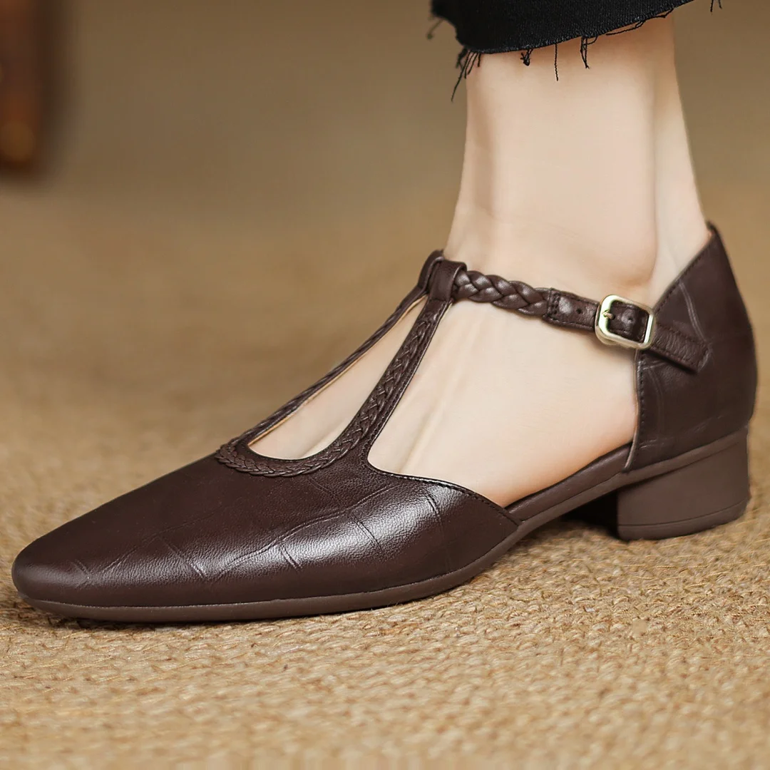 Carla - Mary Janes Clásicas - calzado de mujer, modelo luciendo la prenda | Chloe Bennett
