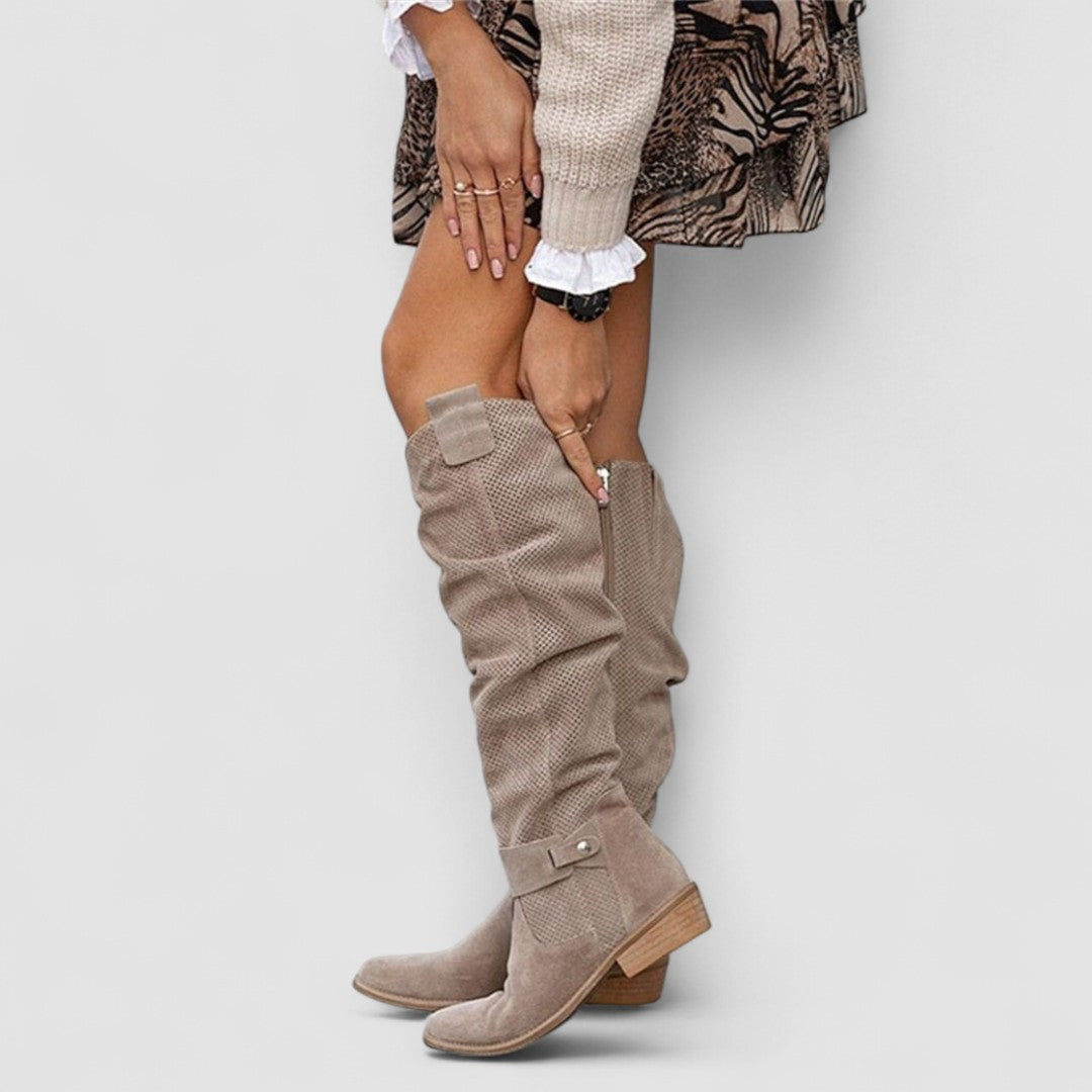 Sofia | Bota Alta Suave - calzado de mujer, modelo luciendo la prenda | Chloe Bennett