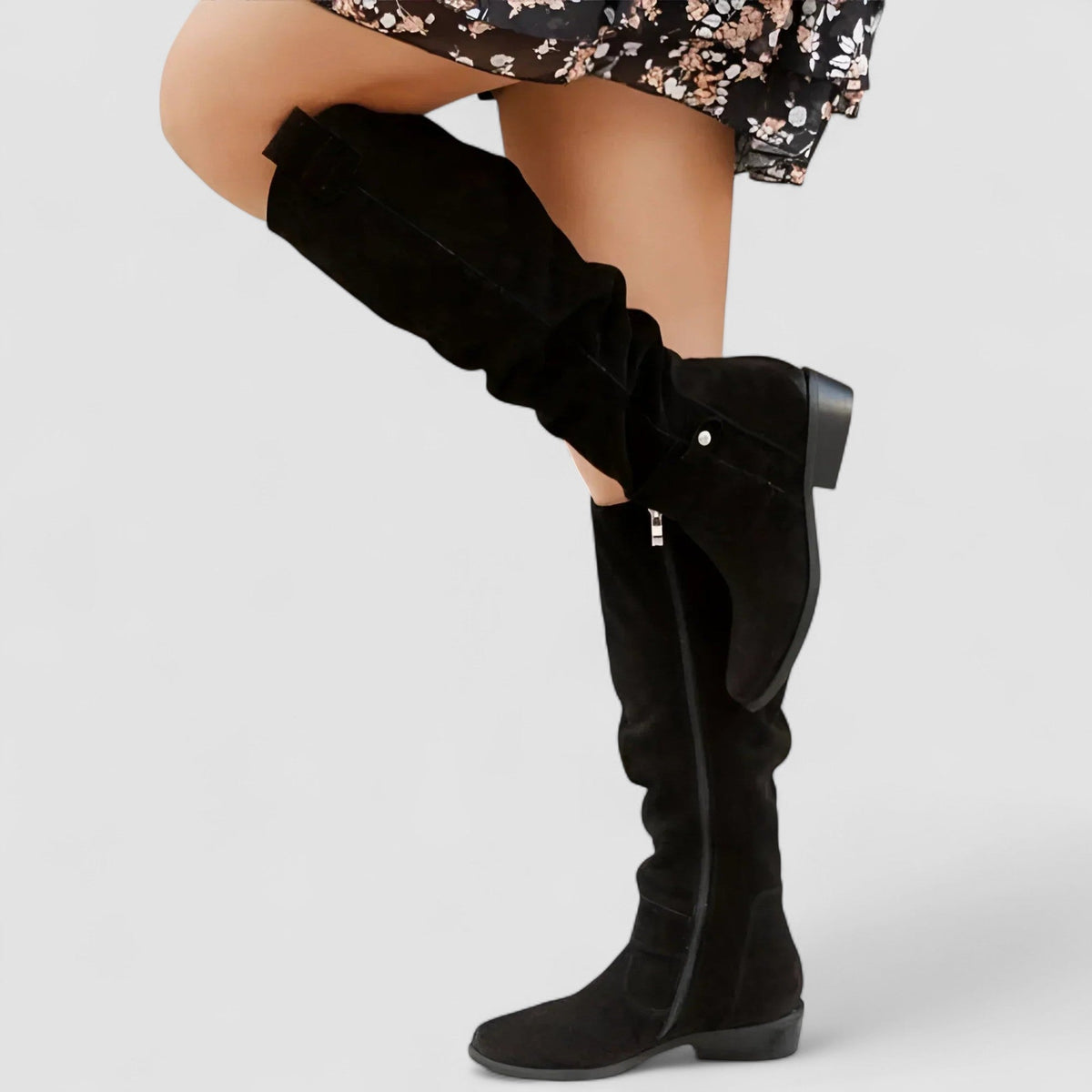 Nora | Bota Alta de Ante hasta la Rodilla - calzado de mujer, vista lateral | Chloe Bennett