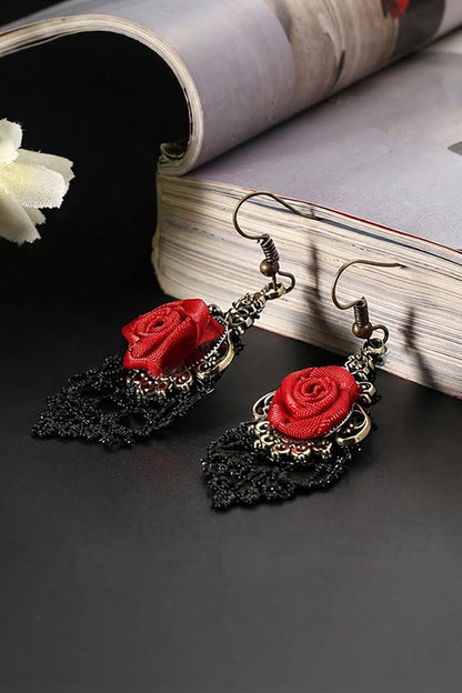 Dark-style Rose Earrings - pendientes de mujer, vista frontal | Chloe Bennett