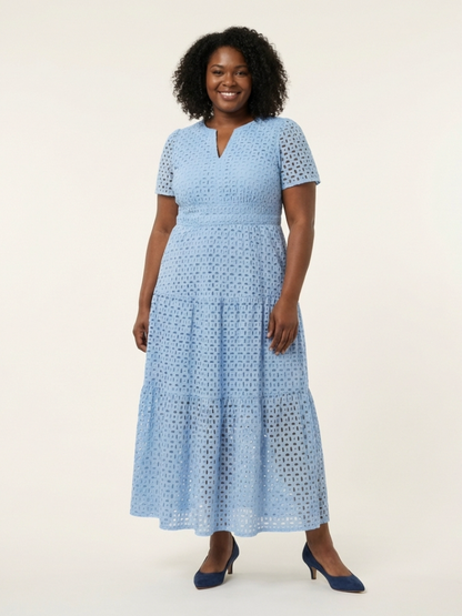 Maria | Vestido Midi de Manga Corta con Escote en V - vestido de mujer, modelo luciendo la prenda | Chloe Bennett