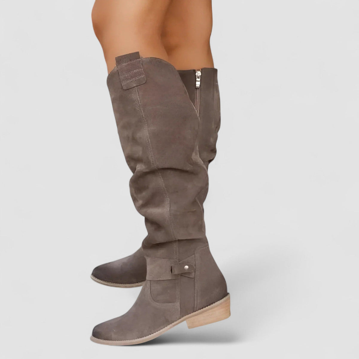 Nora | Bota Alta de Ante hasta la Rodilla - calzado de mujer, detalle | Chloe Bennett