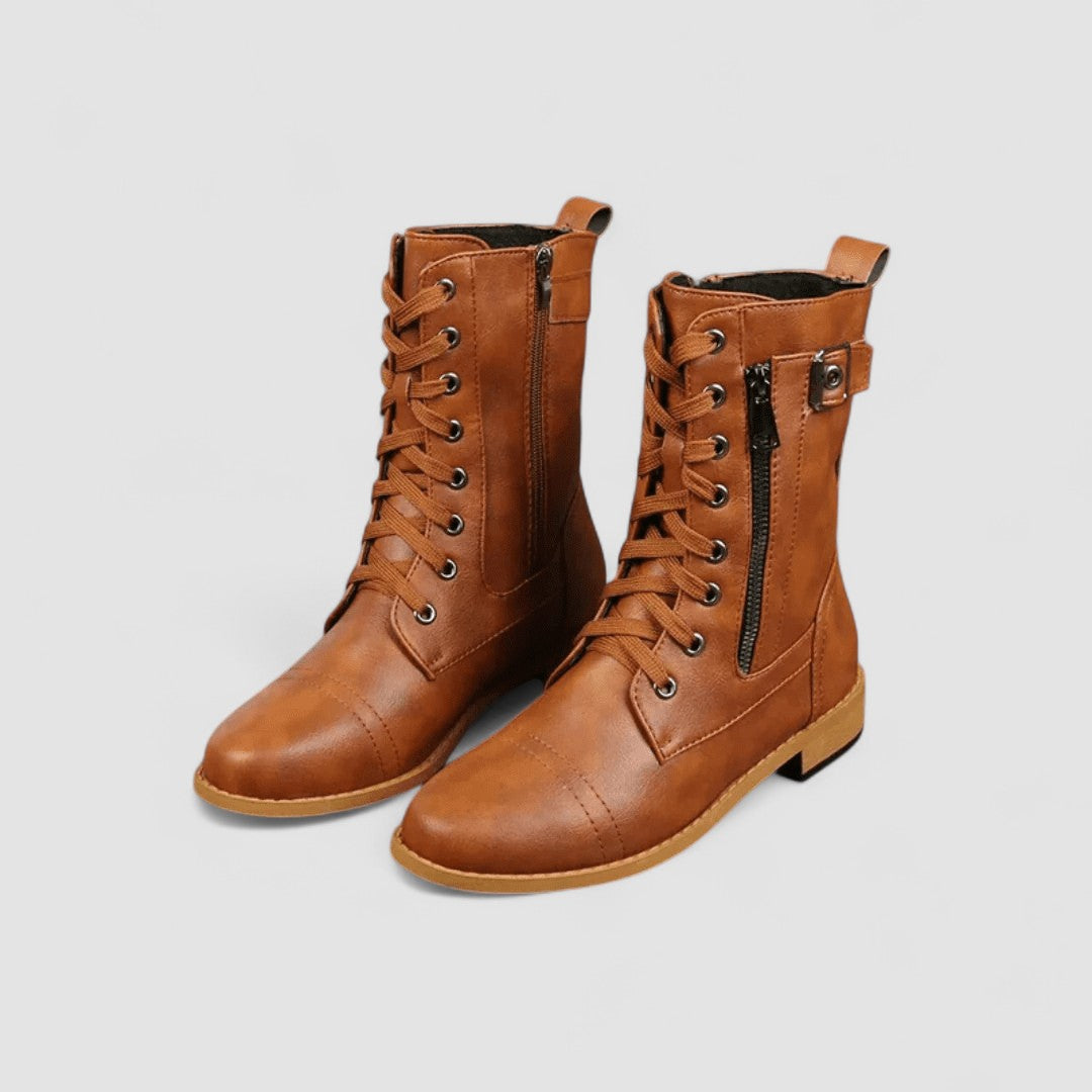 Sylvia | Botín con Cordones - calzado de mujer, modelo luciendo la prenda | Chloe Bennett