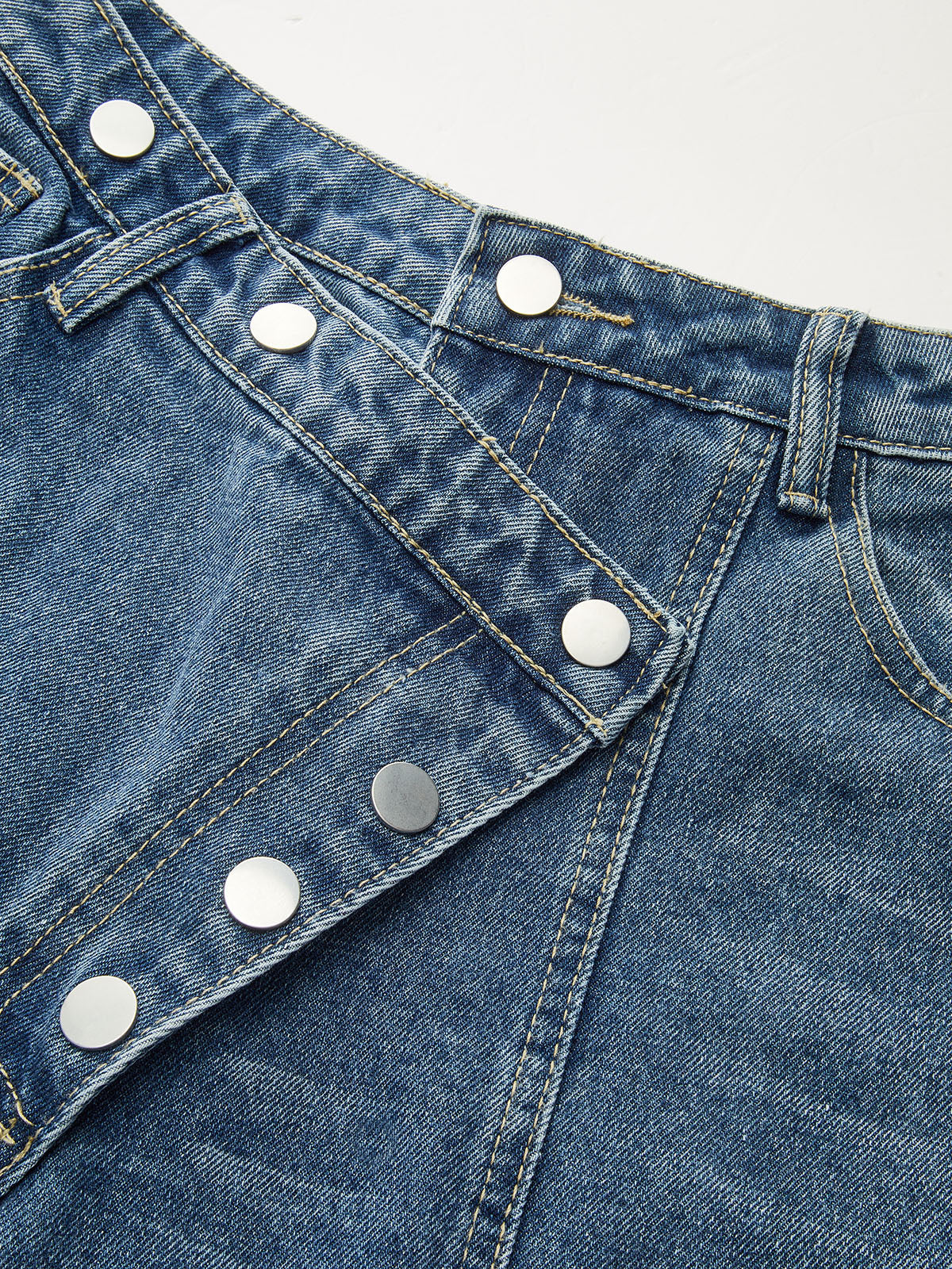 Xenia | Jeans con Botones Asimétricos