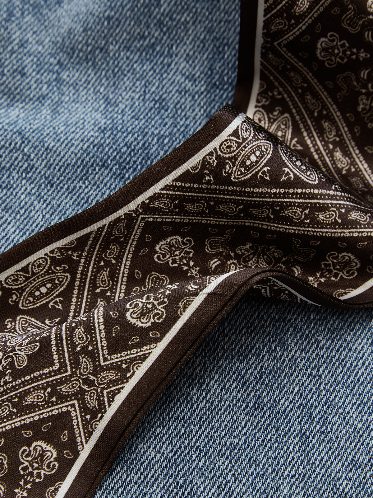 Sara | Jeans Barrel con Cinturón Bandana