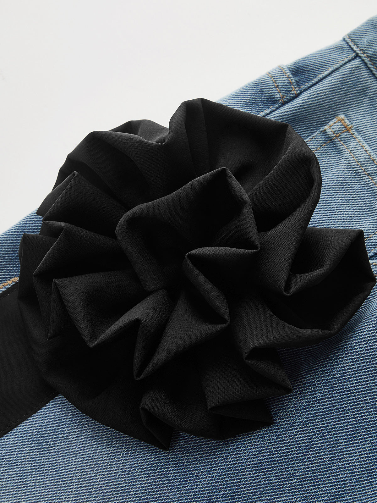 Lourdes | Jeans Rectos con Detalle Floral