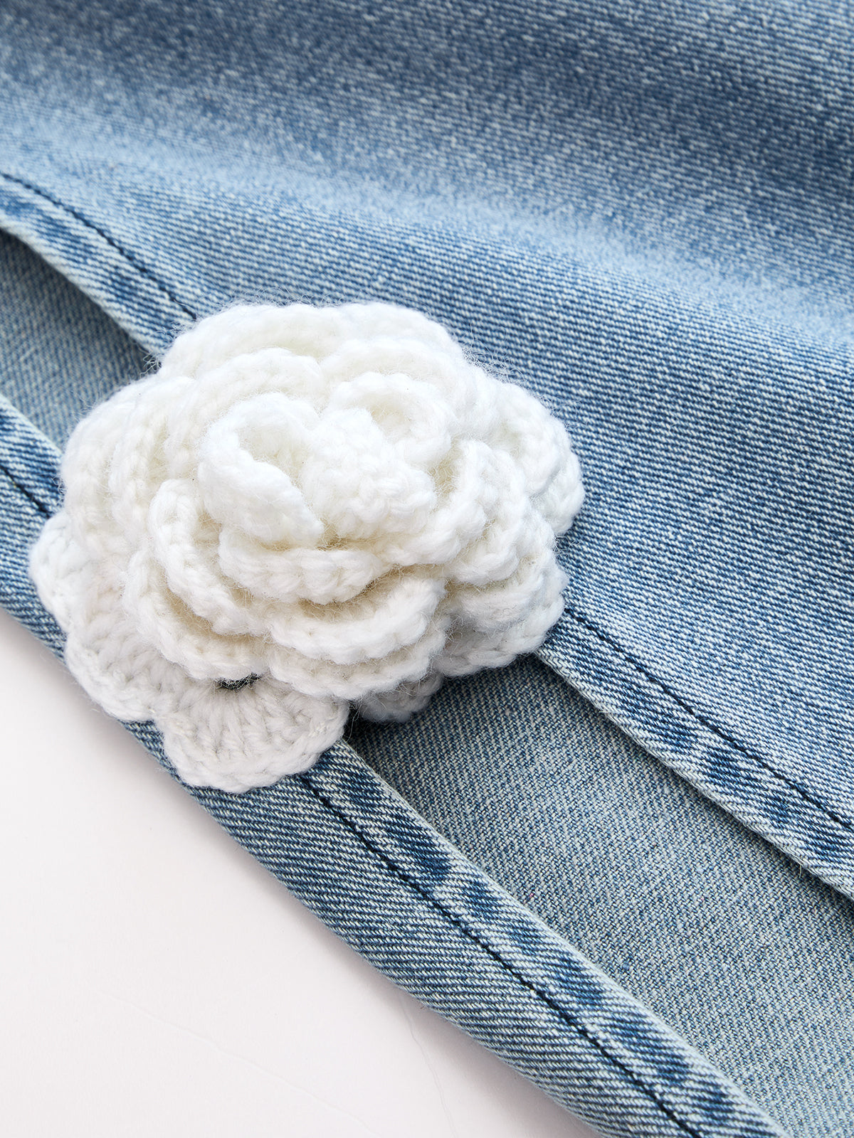 Yaiza | Jeans Pierna Ancha con Abertura y Flores Aplicadas