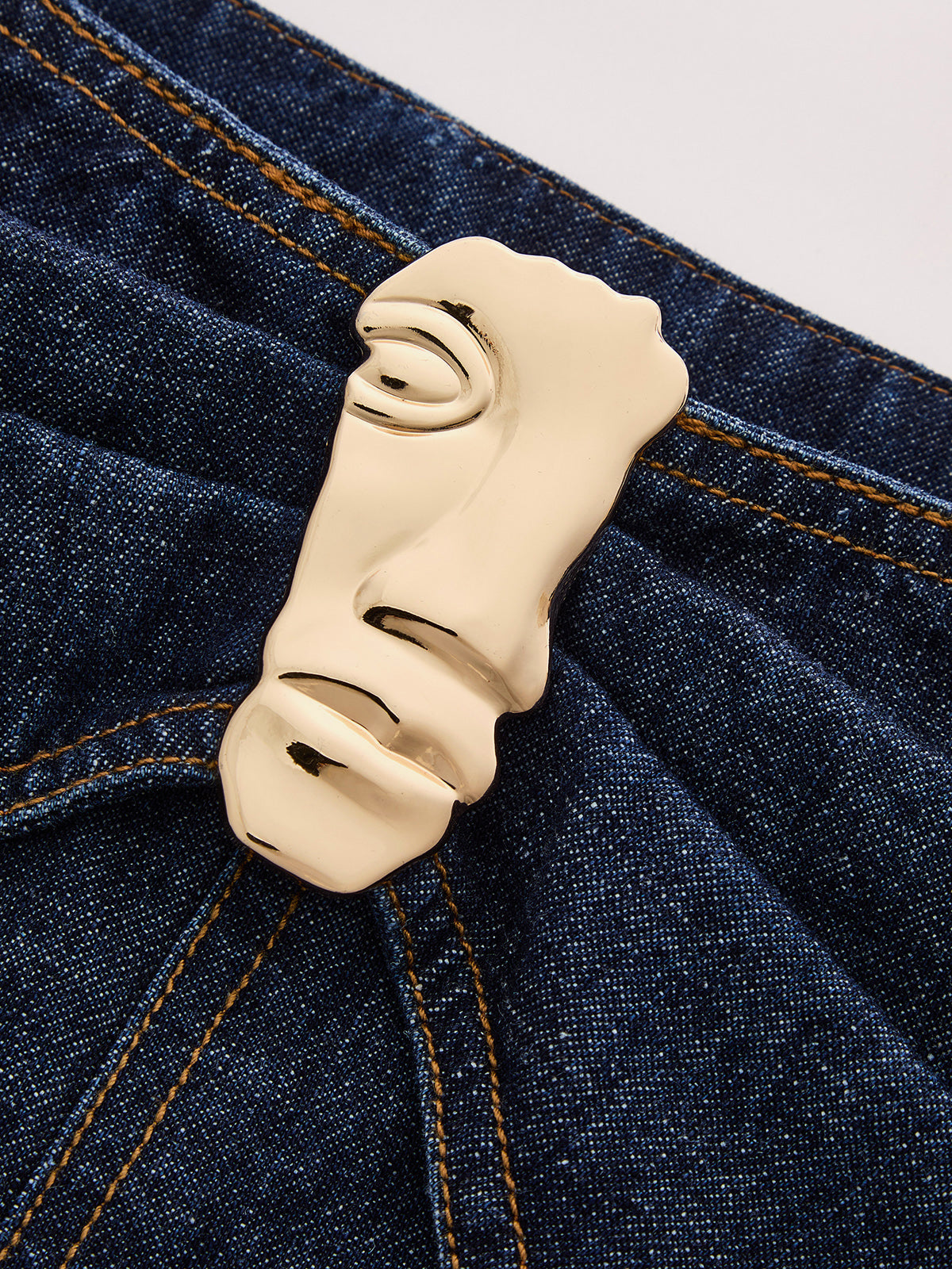 Gema | Jeans Rectos con Cintura Torcida y Hebilla