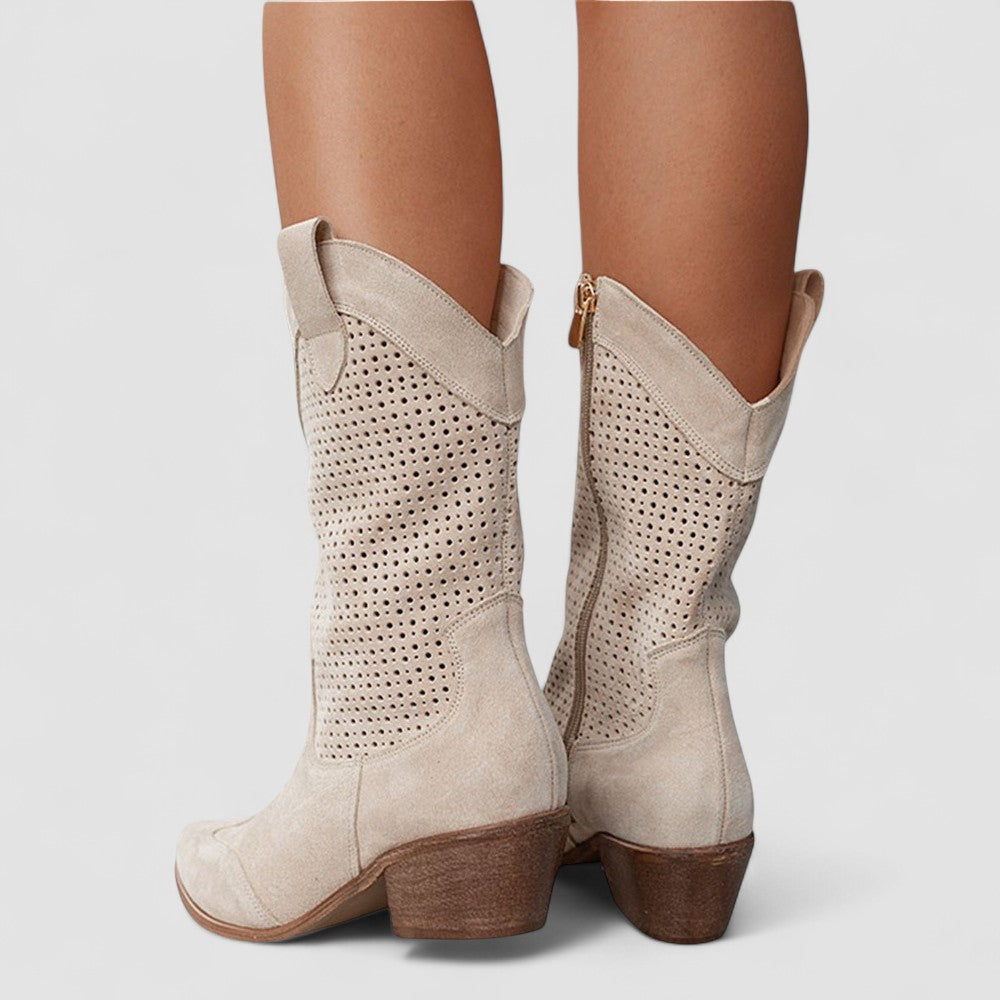 Isabella | Bota Western con Tachuelas - calzado de mujer, modelo luciendo la prenda | Chloe Bennett
