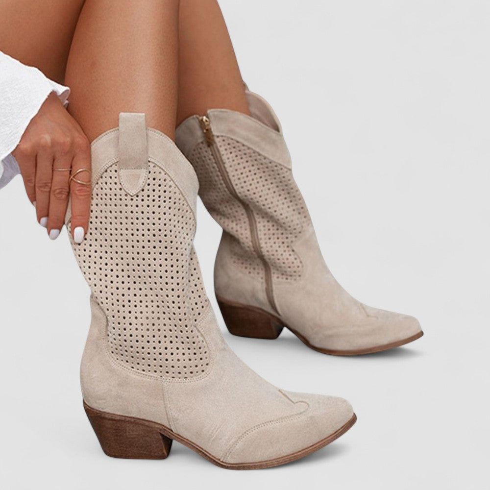 Isabella | Bota Western con Tachuelas - calzado de mujer, detalle | Chloe Bennett