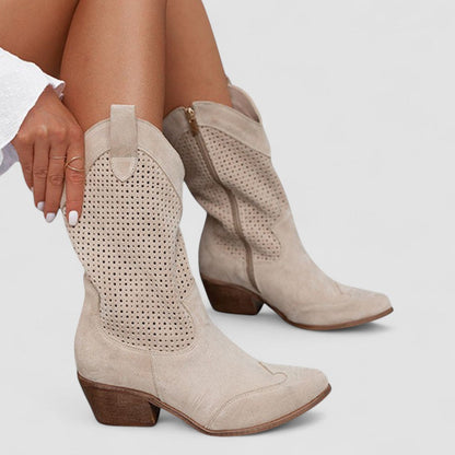 Isabella | Bota Western con Tachuelas - calzado de mujer, detalle | Chloe Bennett