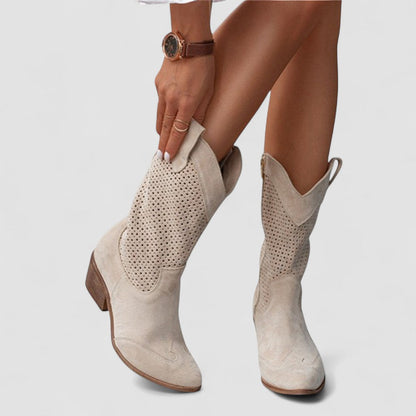 Isabella | Bota Western con Tachuelas - calzado de mujer, vista trasera | Chloe Bennett