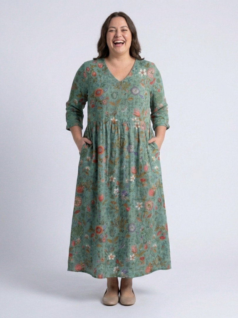 Graziella | Vestido Maxi Floral en V con Mangas Tres Cuartos - vestido de mujer, modelo luciendo la prenda | Chloe Bennett