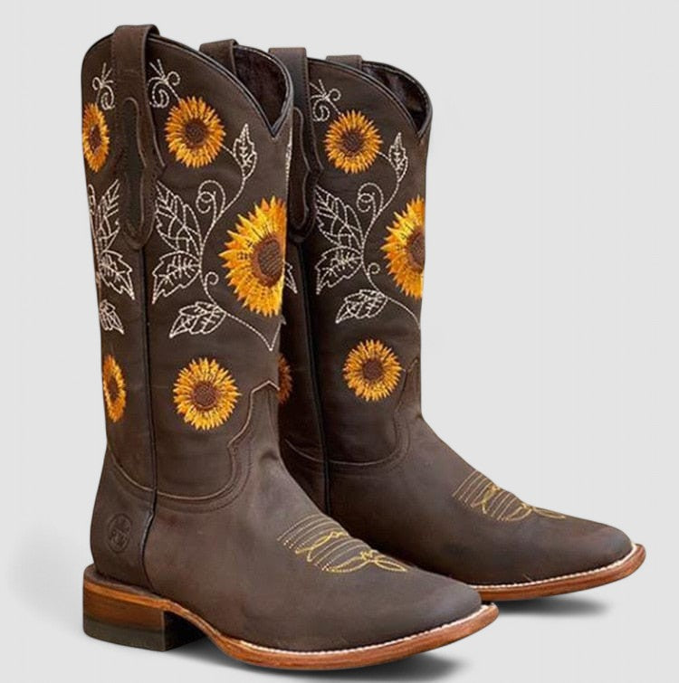 Chiara | Bota Cowboy Bordada Girasol - calzado de mujer, vista frontal | Chloe Bennett