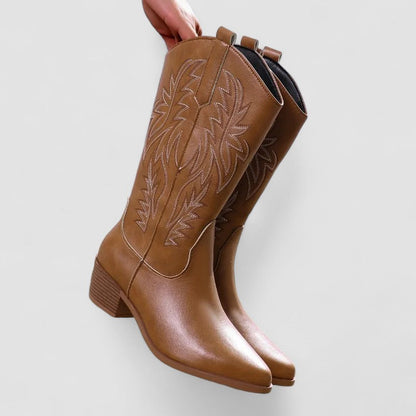 Alessandra | Botas Cowboy Western Bordadas - calzado de mujer, modelo luciendo la prenda | Chloe Bennett