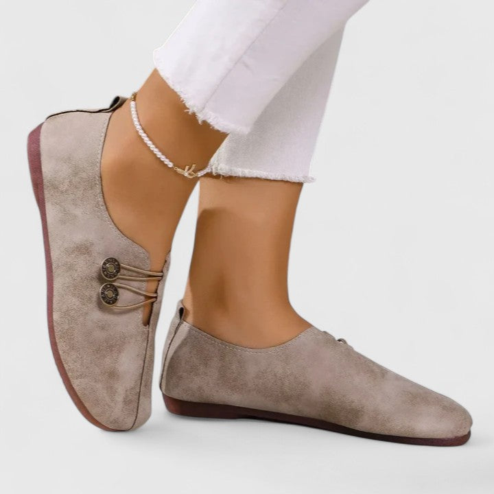 Caterina - Mocasines Elegantes - calzado de mujer, modelo luciendo la prenda | Chloe Bennett