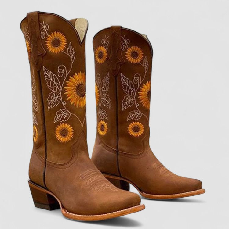 Chiara | Bota Cowboy Bordada Girasol - calzado de mujer, detalle | Chloe Bennett