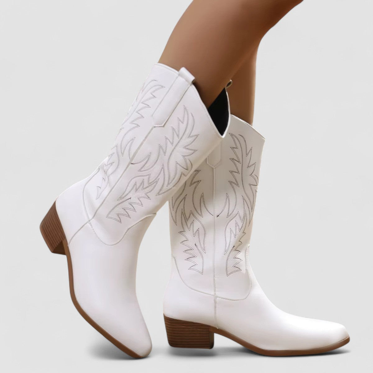 Alessandra | Botas Cowboy Western Bordadas - calzado de mujer, vista frontal | Chloe Bennett