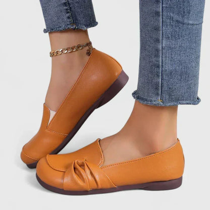 Angela - Zapatos Elegantes - calzado de mujer, modelo luciendo la prenda | Chloe Bennett