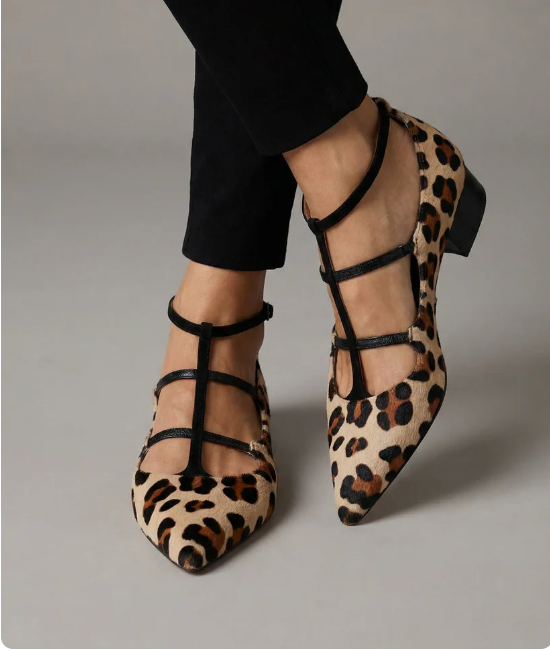Franca - Zapatos de Tacón con Correa Leopardo - calzado de mujer, vista frontal | Chloe Bennett