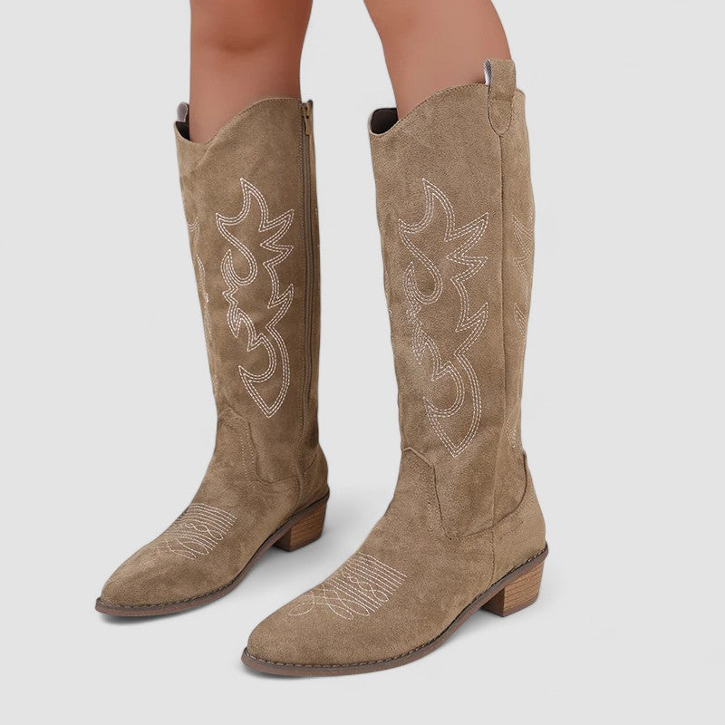 Caterina | Botas hasta la Rodilla para Pantorrillas Anchas - calzado de mujer, modelo luciendo la prenda | Chloe Bennett
