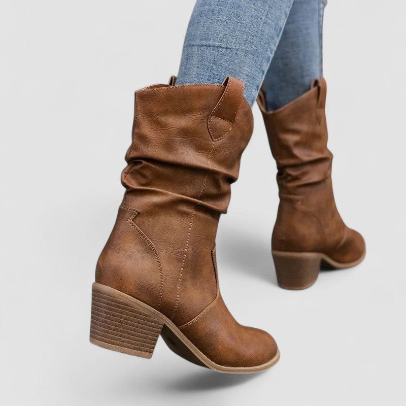 Monica | Botas de Piel Ortopédicas - calzado de mujer, modelo luciendo la prenda | Chloe Bennett
