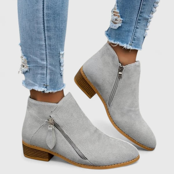 Francesca | Botas Ortopédicas - calzado de mujer, modelo luciendo la prenda | Chloe Bennett