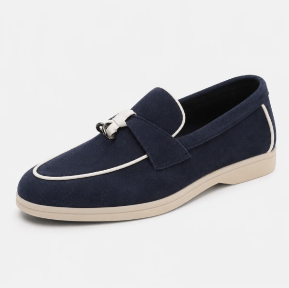 Amelia | Mocasines Mule de Ante con Borlas - calzado de mujer, modelo luciendo la prenda | Chloe Bennett