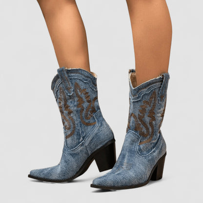 Selena | Bota Western Bordada - calzado de mujer, modelo luciendo la prenda | Chloe Bennett