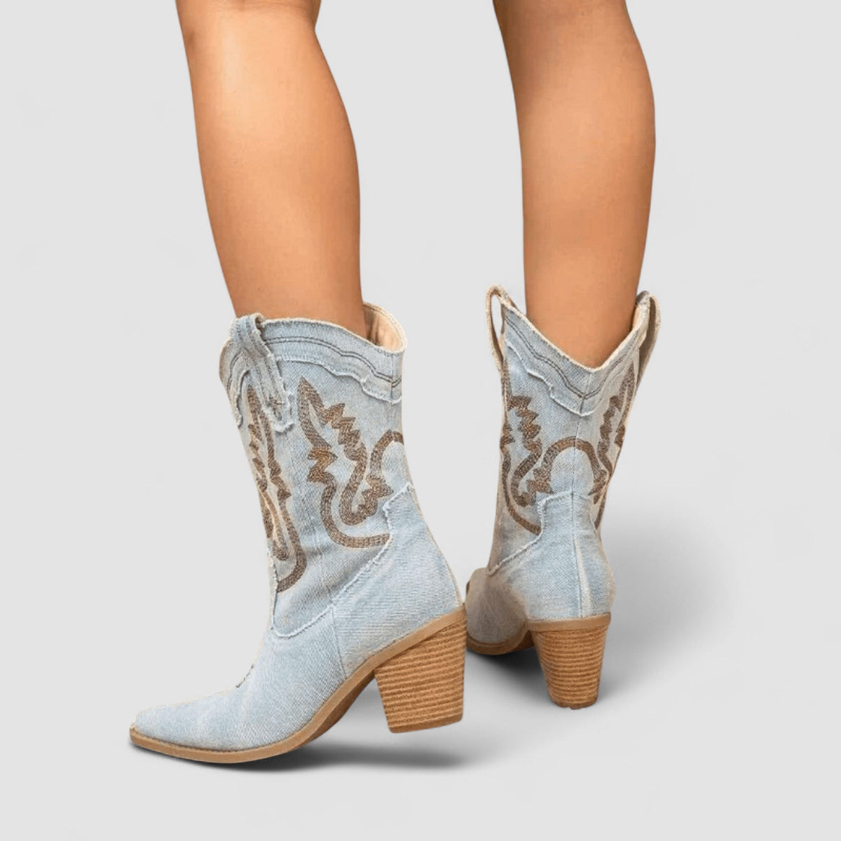 Selena | Bota Western Bordada - calzado de mujer, detalle | Chloe Bennett