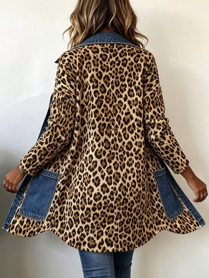 Maria | Chaqueta Larga en Contraste de Denim con Estampado Leopardo - chaqueta de mujer, vista trasera | Chloe Bennett