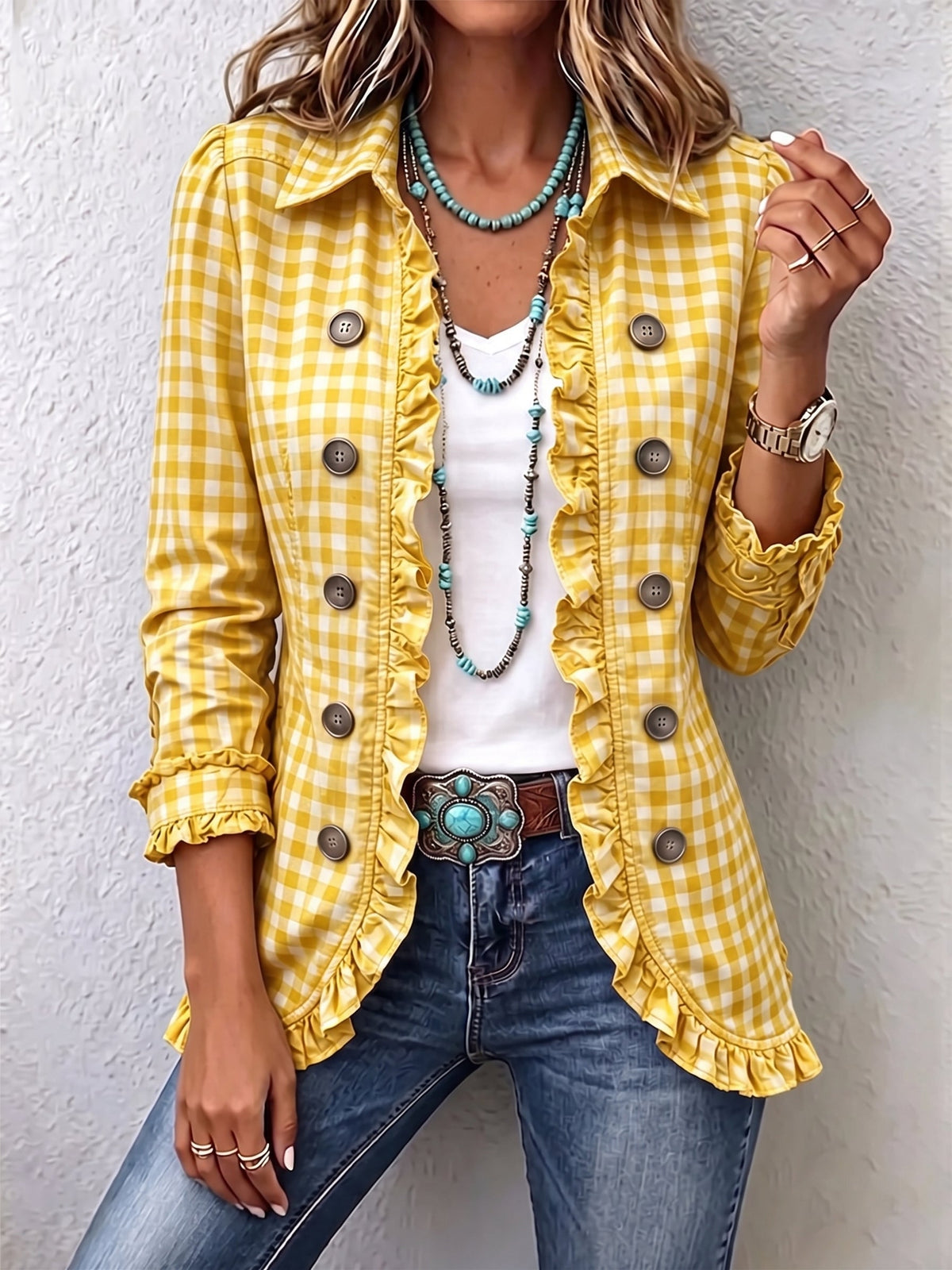 Caterina | Chaqueta Button-Down a Rayas con Volante - chaqueta de mujer, modelo luciendo la prenda | Chloe Bennett
