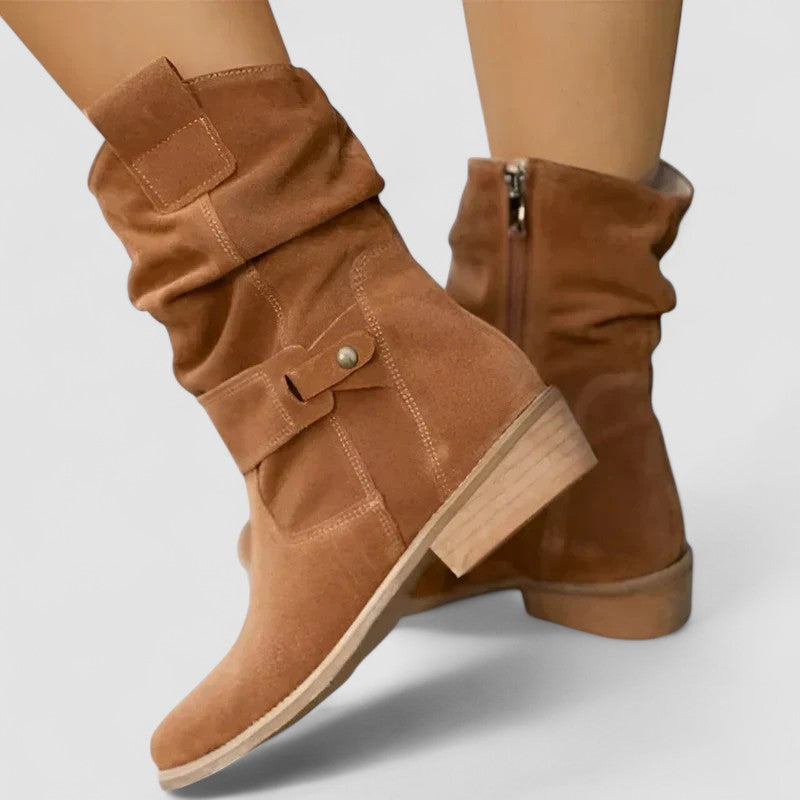 Lucia | Botas Western Ortopédicas - calzado de mujer, modelo luciendo la prenda | Chloe Bennett