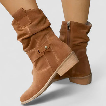 Lucia | Botas Western Ortopédicas - calzado de mujer, modelo luciendo la prenda | Chloe Bennett