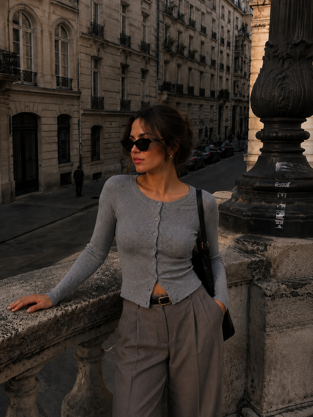Paula con el Cardigan Cleo gris
